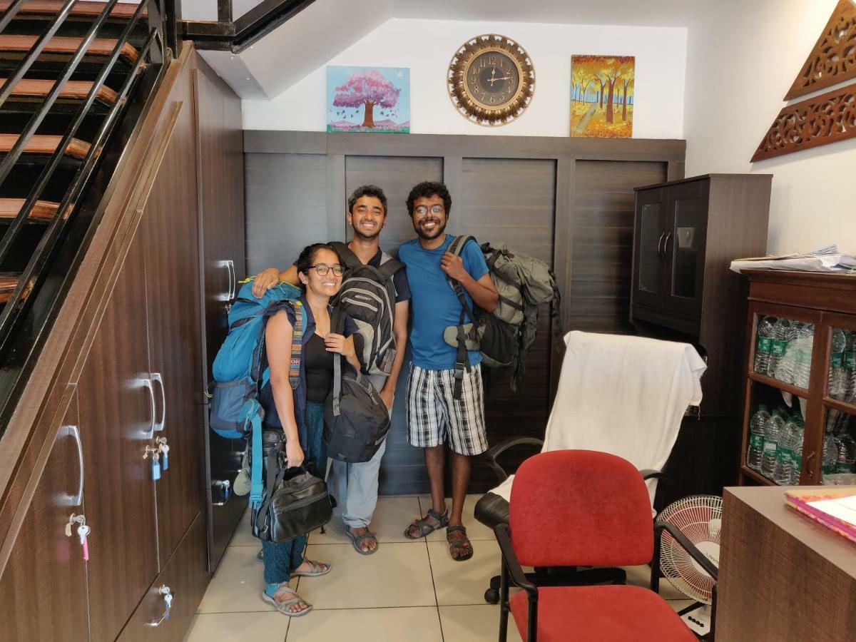 The Metro Pod - Backpackers A/C Dormitory Kochi Exterior photo