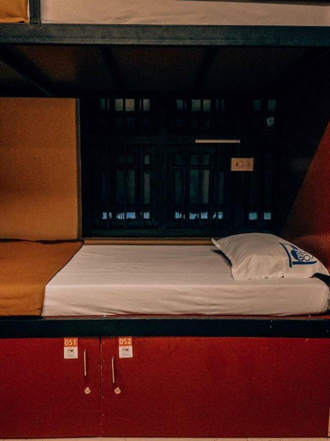 The Metro Pod - Backpackers A/C Dormitory Kochi Exterior photo